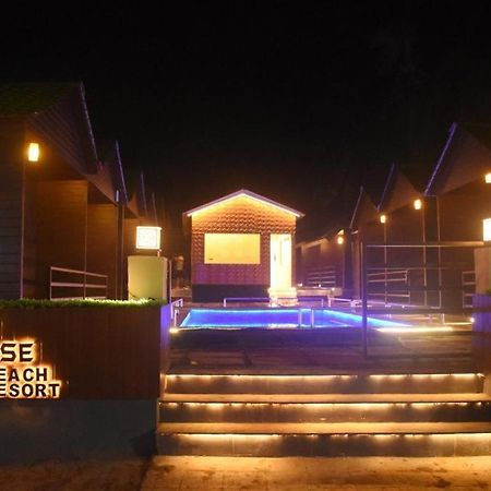 Woodhouse Beach Resort Baga Exterior photo
